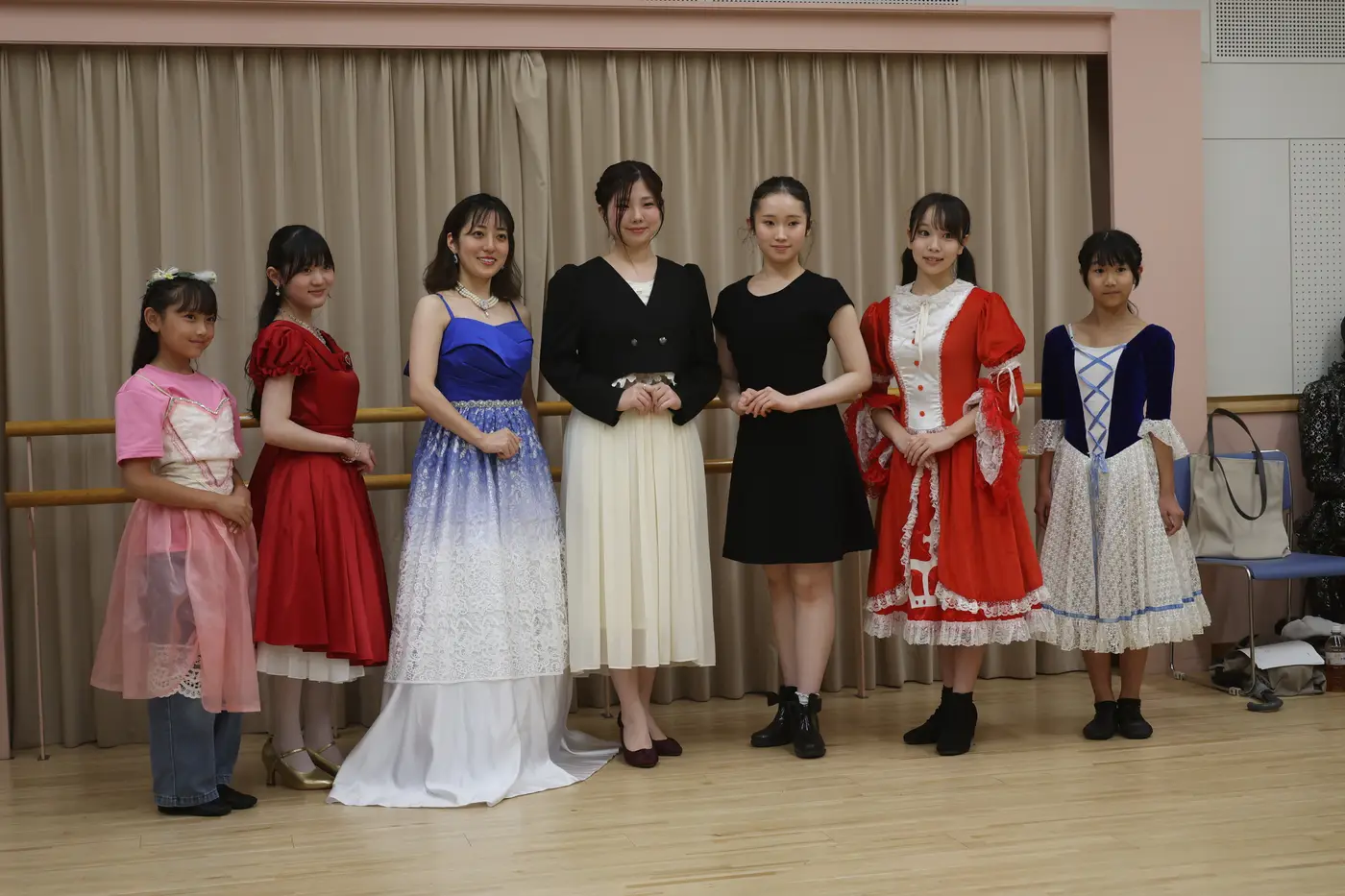 ドレス姿で並ぶ出演者たち