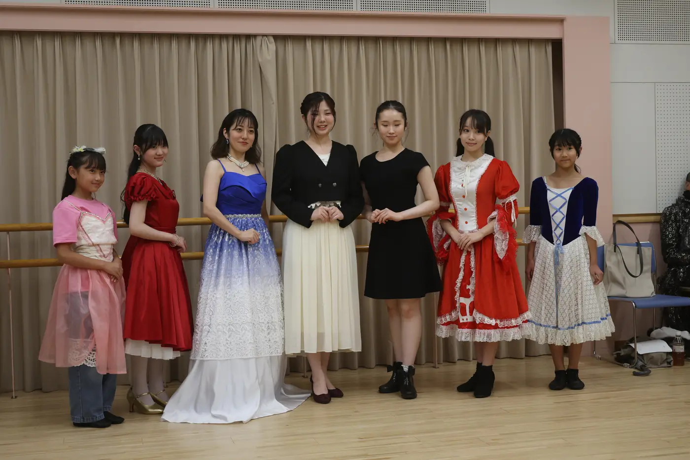 衣裳合わせで並ぶ出演者たち