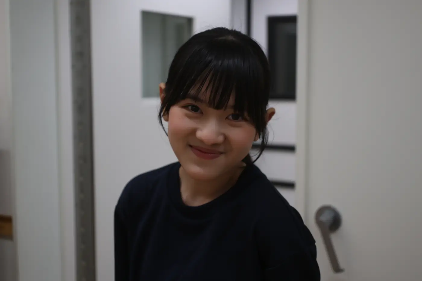 稽古場でほほえむ出演者