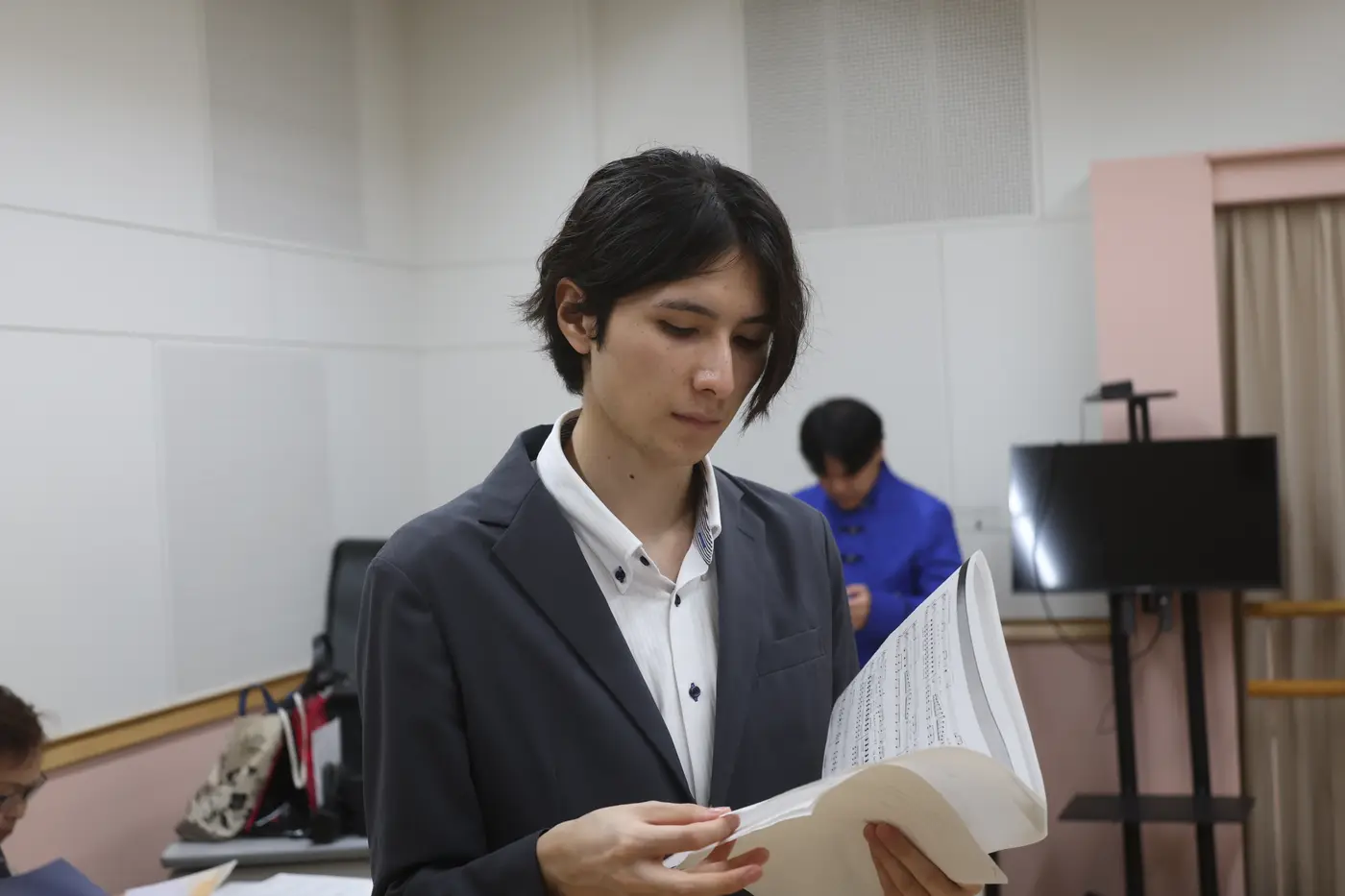 台本を読む出演者