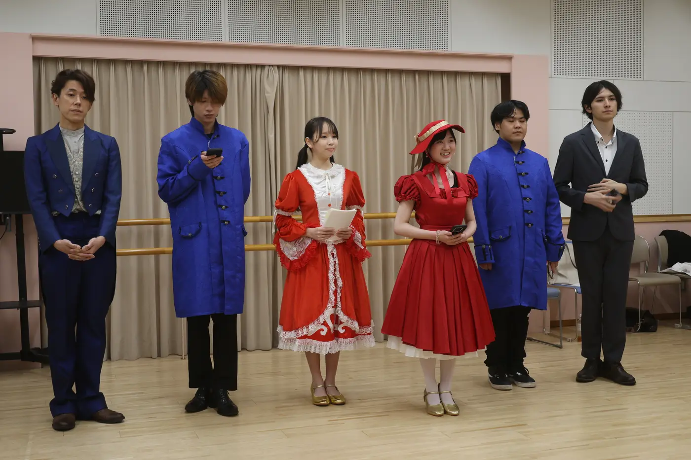衣裳で並ぶ出演者たち