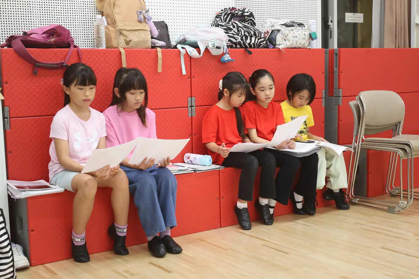 台本を読む子役たち