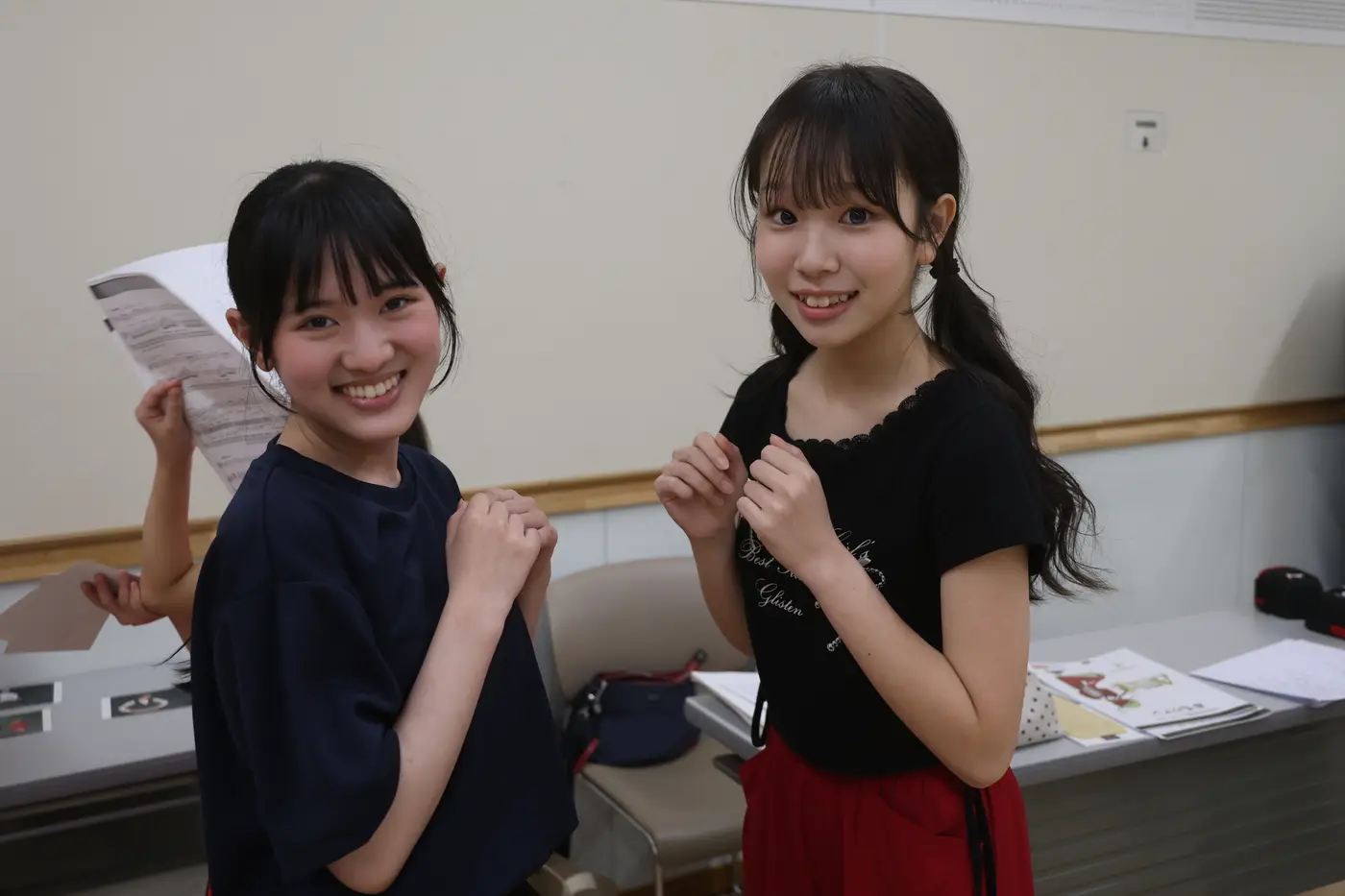 台本を持って笑う出演者たち