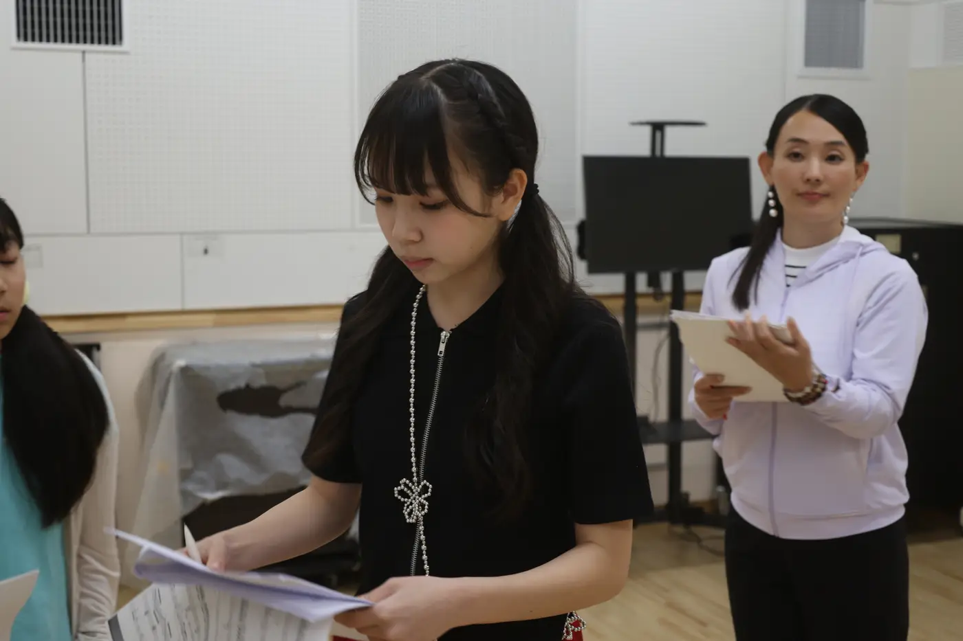 台本を読む出演者